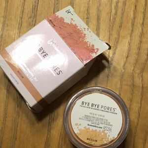 it cosmetics Makeup - BYE BYE PORES TINTED FINISHING POWDER it cosmetics Makeup - BYE BYE PORES TINTED FINISHING POWDER